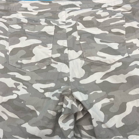 Democracy Gray Camo Women's Hi-Rise Shorts Size 24W - Picture 9 of 11